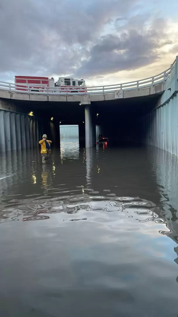 Bomberos rescatan a personas atrapadas en vehículos por inundaciones en Mexicali