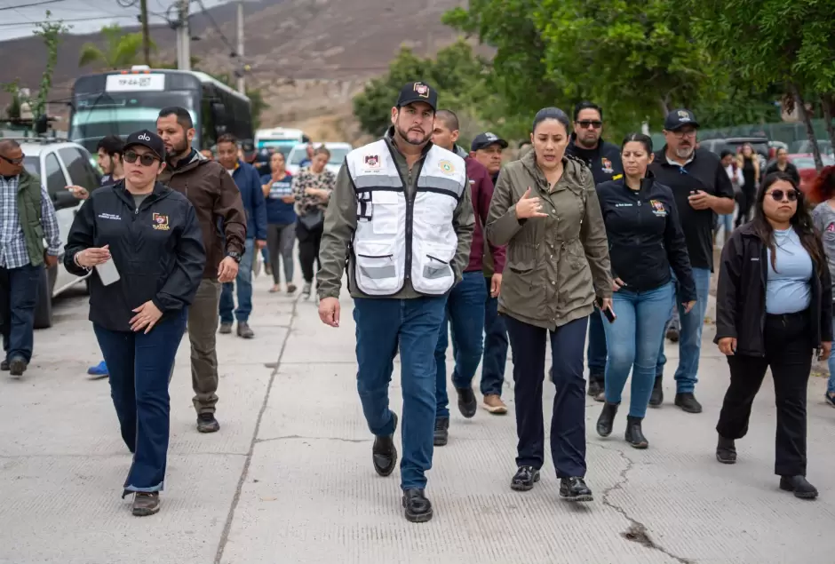 Supervisa Ismael Burgueño trabajos de limpieza y desazolve en canal pluvial en Ribera del Bosque