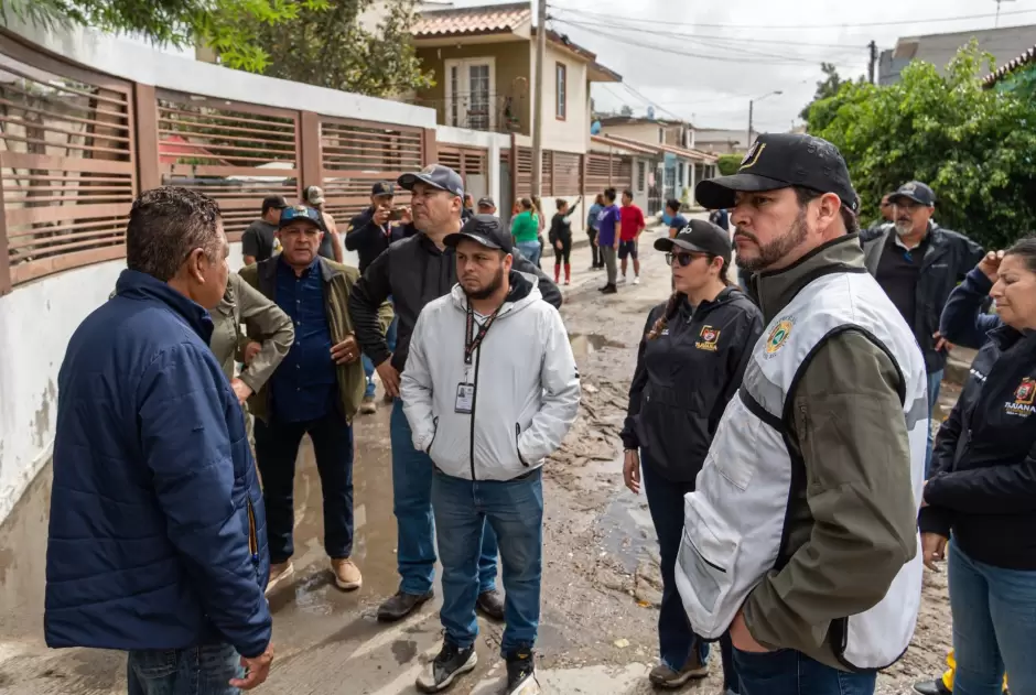 Supervisa Ismael Burgueño trabajos de limpieza y desazolve en canal pluvial en Ribera del Bosque