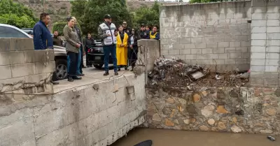 Trabajos de limpieza y desazolve en canal pluvial en Ribera del Bosque