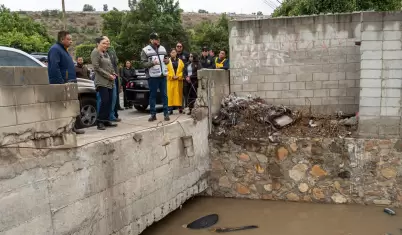 Trabajos de limpieza y desazolve en canal pluvial en Ribera del Bosque