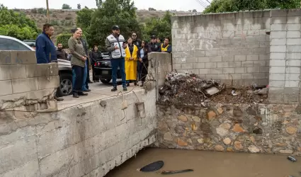 Trabajos de limpieza y desazolve en canal pluvial en Ribera del Bosque