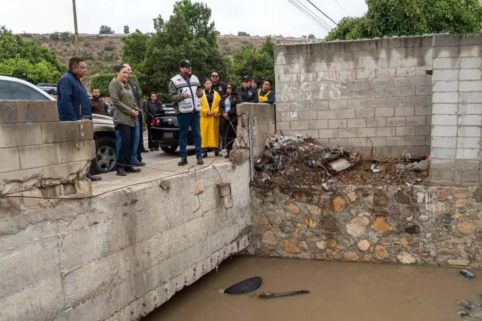 Supervisa Ismael Burgueño trabajos de limpieza y desazolve en canal pluvial en Ribera del Bosque