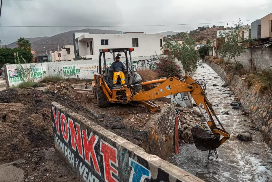 Supervisa Ismael Burgueño trabajos de limpieza y desazolve en canal pluvial en Ribera del Bosque