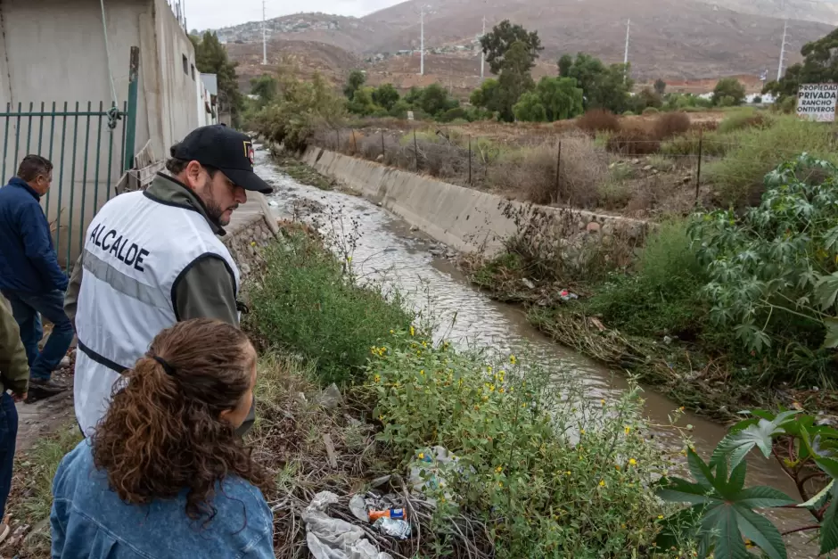 Supervisa Ismael Burgueño trabajos de limpieza y desazolve en canal pluvial en Ribera del Bosque