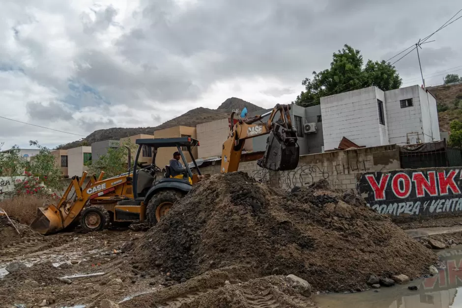 Supervisa Ismael Burgueño trabajos de limpieza y desazolve en canal pluvial en Ribera del Bosque