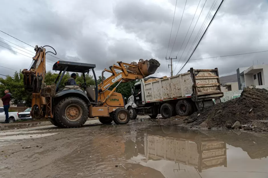 Supervisa Ismael Burgueño trabajos de limpieza y desazolve en canal pluvial en Ribera del Bosque