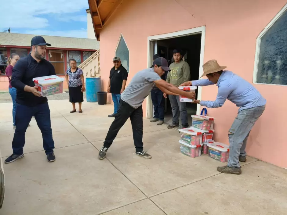 Entrega DIF donativos de la comunidad a familias afectadas por Rachel en Maneadero