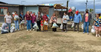 Entrega DIF donativos de la comunidad a familias afectadas por Rachel en Maneade