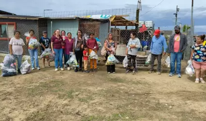 Entrega DIF donativos de la comunidad a familias afectadas por Rachel en Maneade