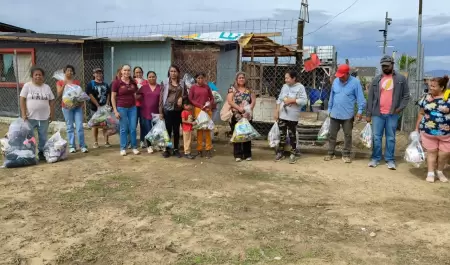 Entrega DIF donativos de la comunidad a familias afectadas por Rachel en Maneade
