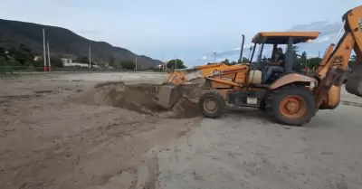 Aportan constructoras de Ensenada m�s de mil horas de maquinaria tras Rachel