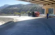Vuelca cami�n cisterna con di�sel sobre el bulevar 2000; atienden derrame de combustible