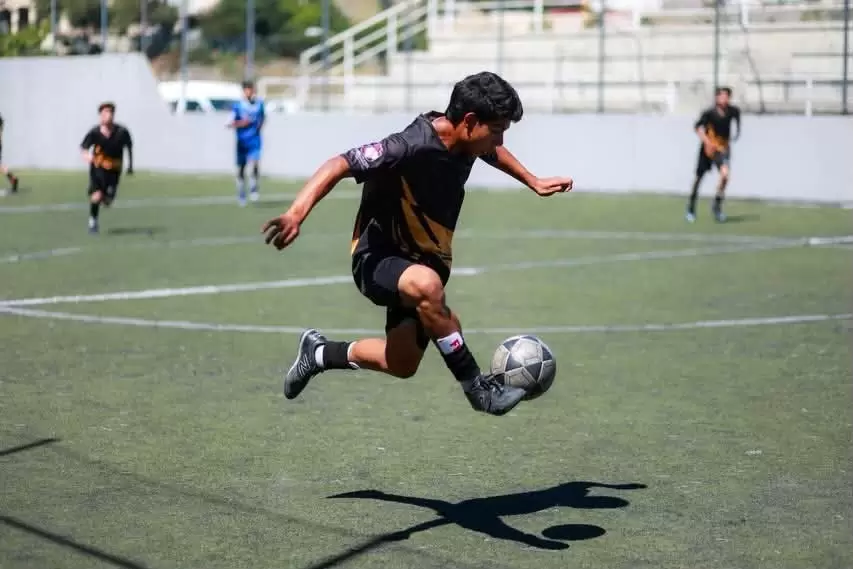 Ni�o jugando futbol