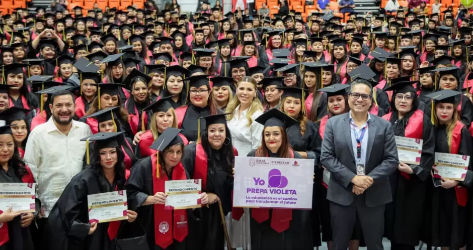 Concluye octava generación de beneficiarias de Tarjeta Violeta sus estudios de preparatoria