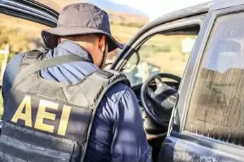 FGE asegura siete vehículos y detiene a dos personas durante cateo en Tijuana