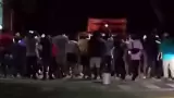Turba arrebata a detenidos a polic�a
