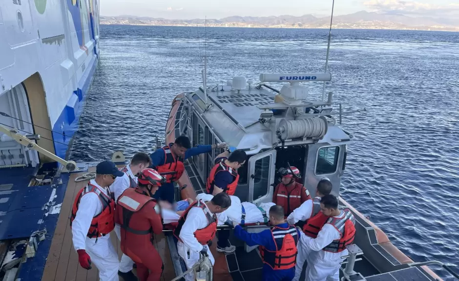 Evac�an a mujer de 34 a�os de un crucero por posible apendicitis en Ensenada