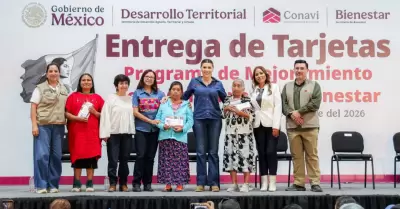 Entregan tarjetas para el mejoramiento de vivienda en Ensenada y San Quint�n