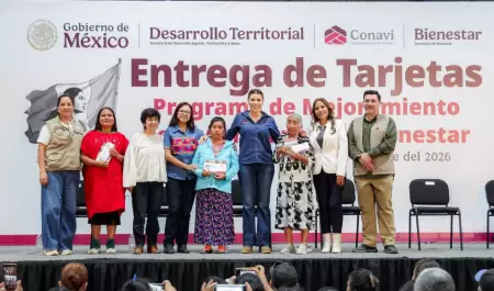Entregan tarjetas para el mejoramiento de vivienda en Ensenada y San Quint�n