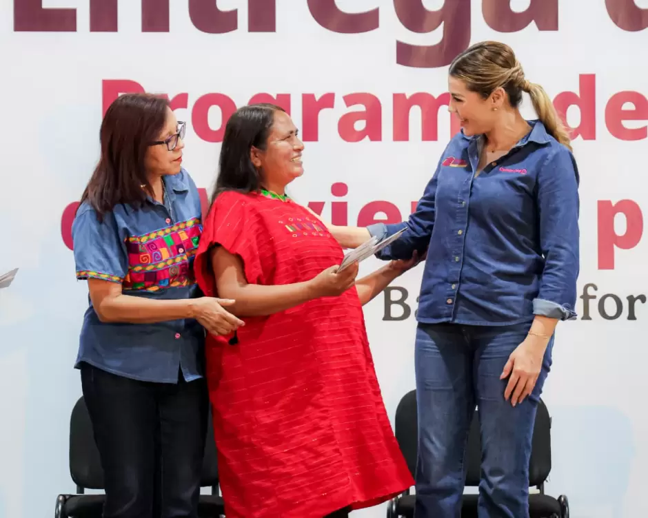 Entregan tarjetas para el mejoramiento de vivienda en Ensenada y San Quint�n
