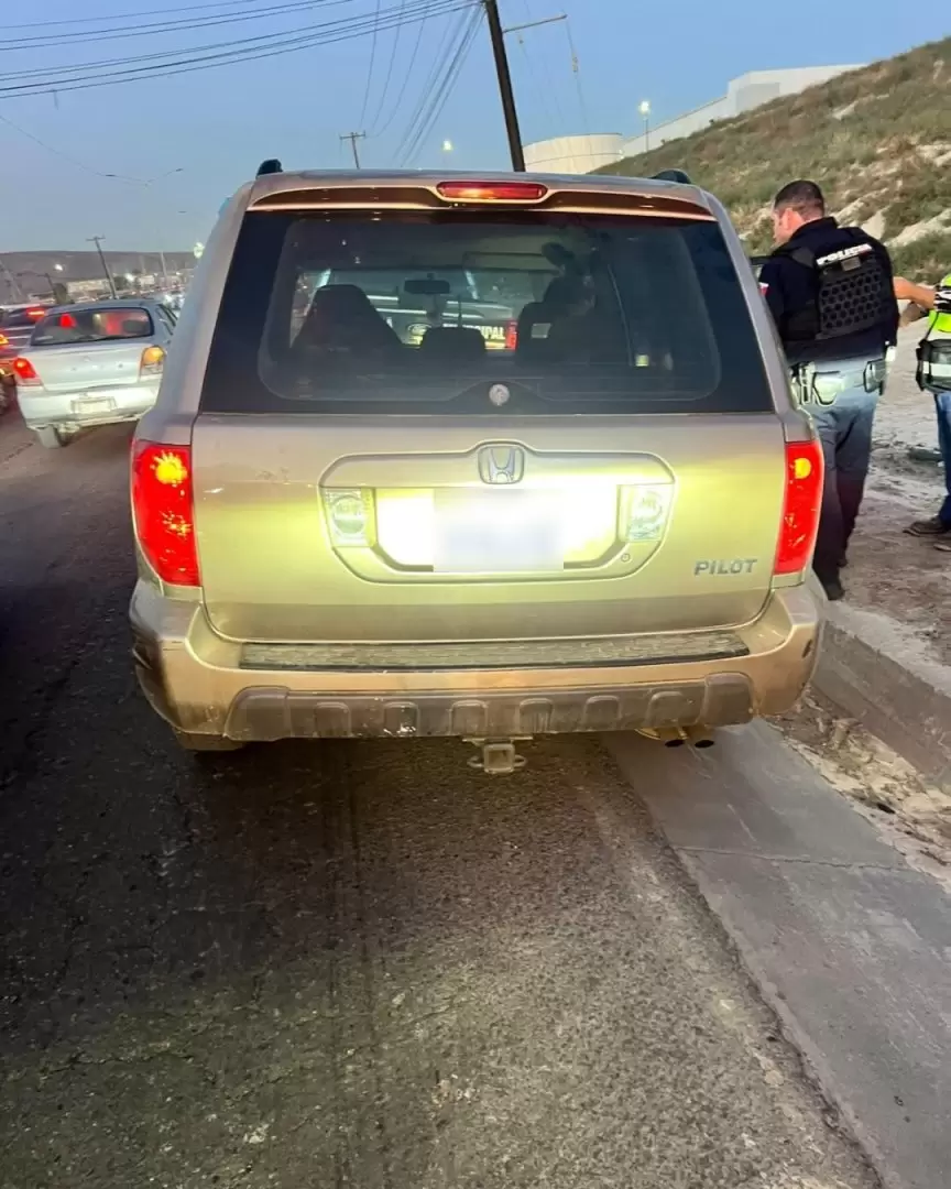 Detienen en Tijuana a varias personas tras apuntar con láser a agentes fronterizos