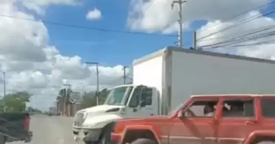 Mujer escapa de hombre armado