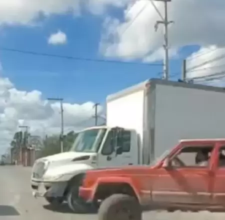 Mujer escapa de hombre armado